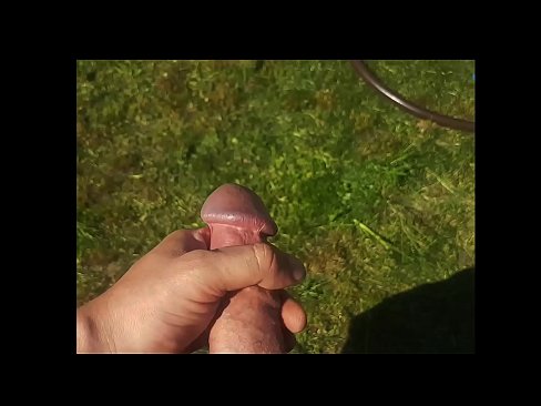 ❤️ Hete hottie laat zich in haar roze kutje neuken en spuitend klaarkomen in een zomerse tuin Quality sex at us